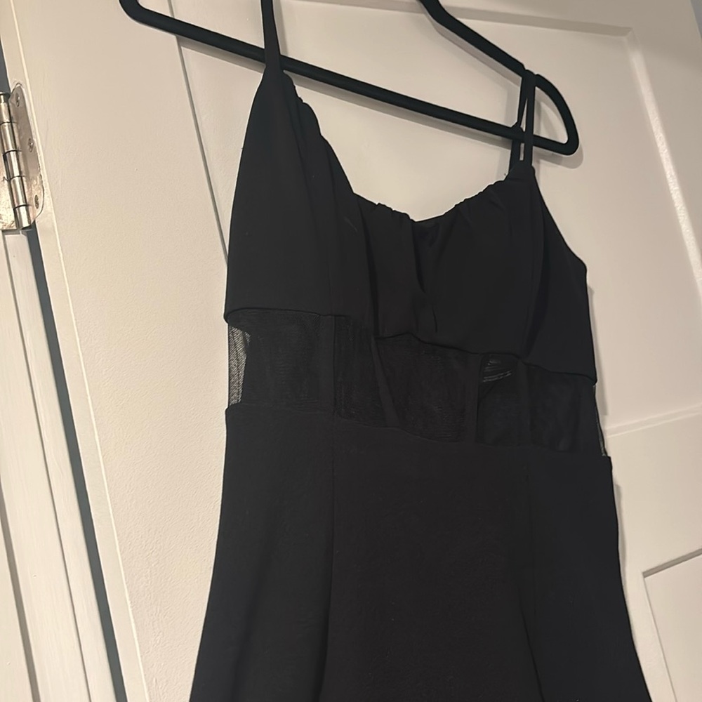 SUPER flattering dress with mesh cut out